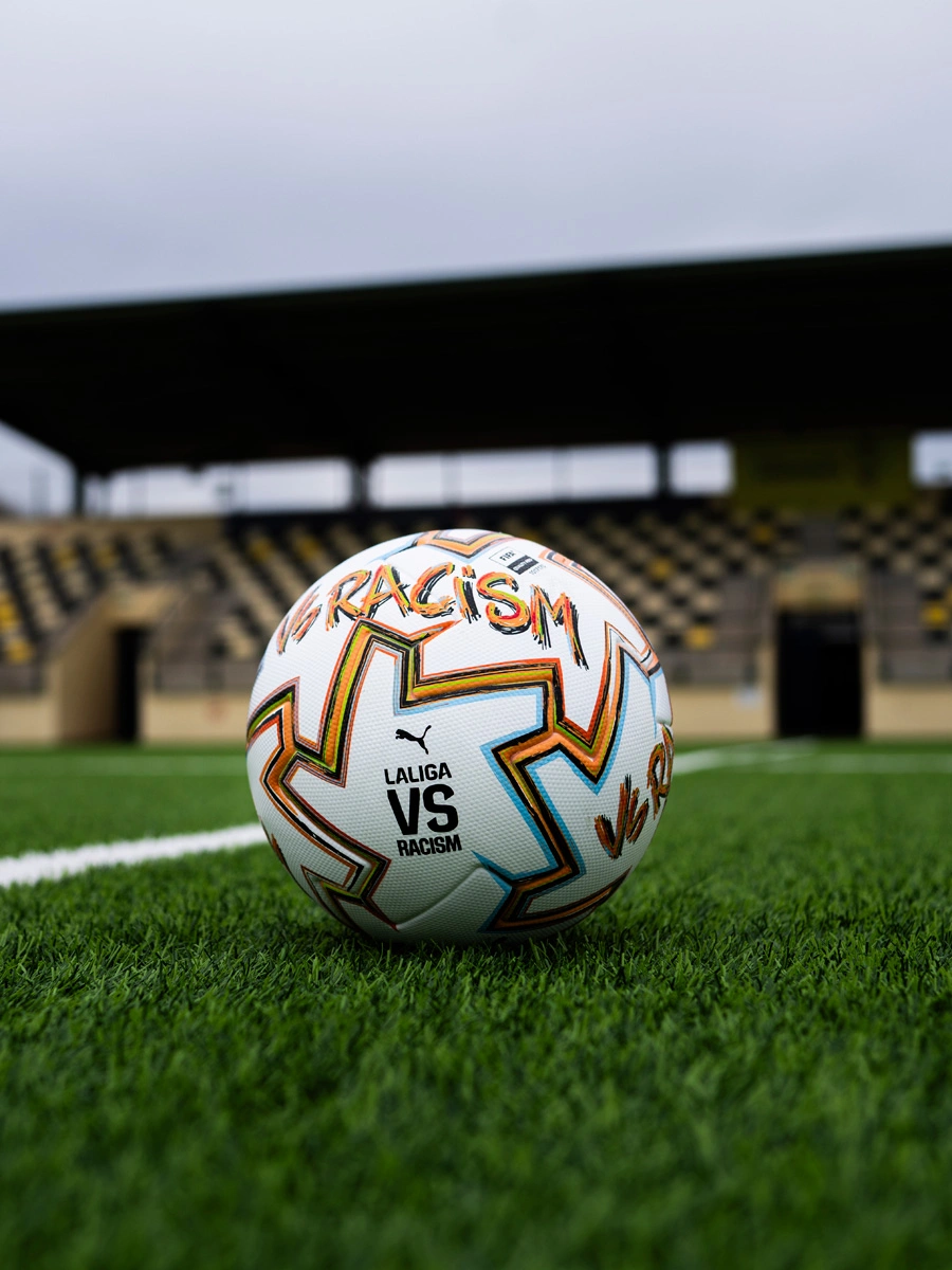 PUMA 发布男女足西甲联赛反种族主义比赛用球 © 球衫堂 kitstown