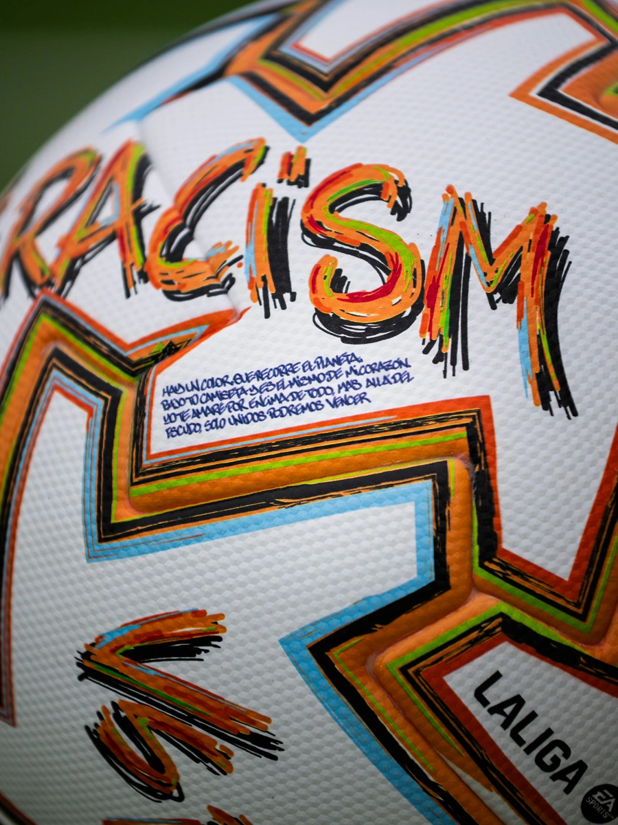 PUMA 发布男女足西甲联赛反种族主义比赛用球 © 球衫堂 kitstown