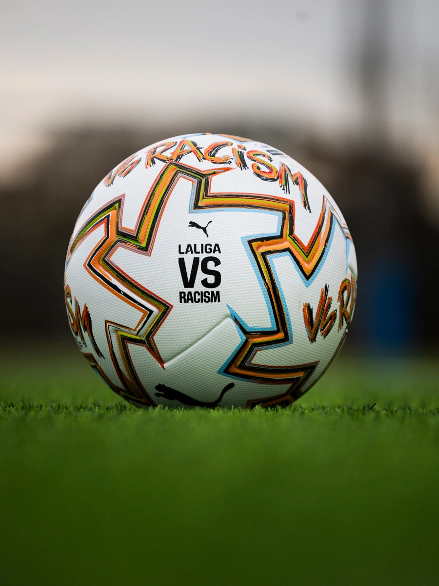 PUMA 发布男女足西甲联赛反种族主义比赛用球 © 球衫堂 kitstown