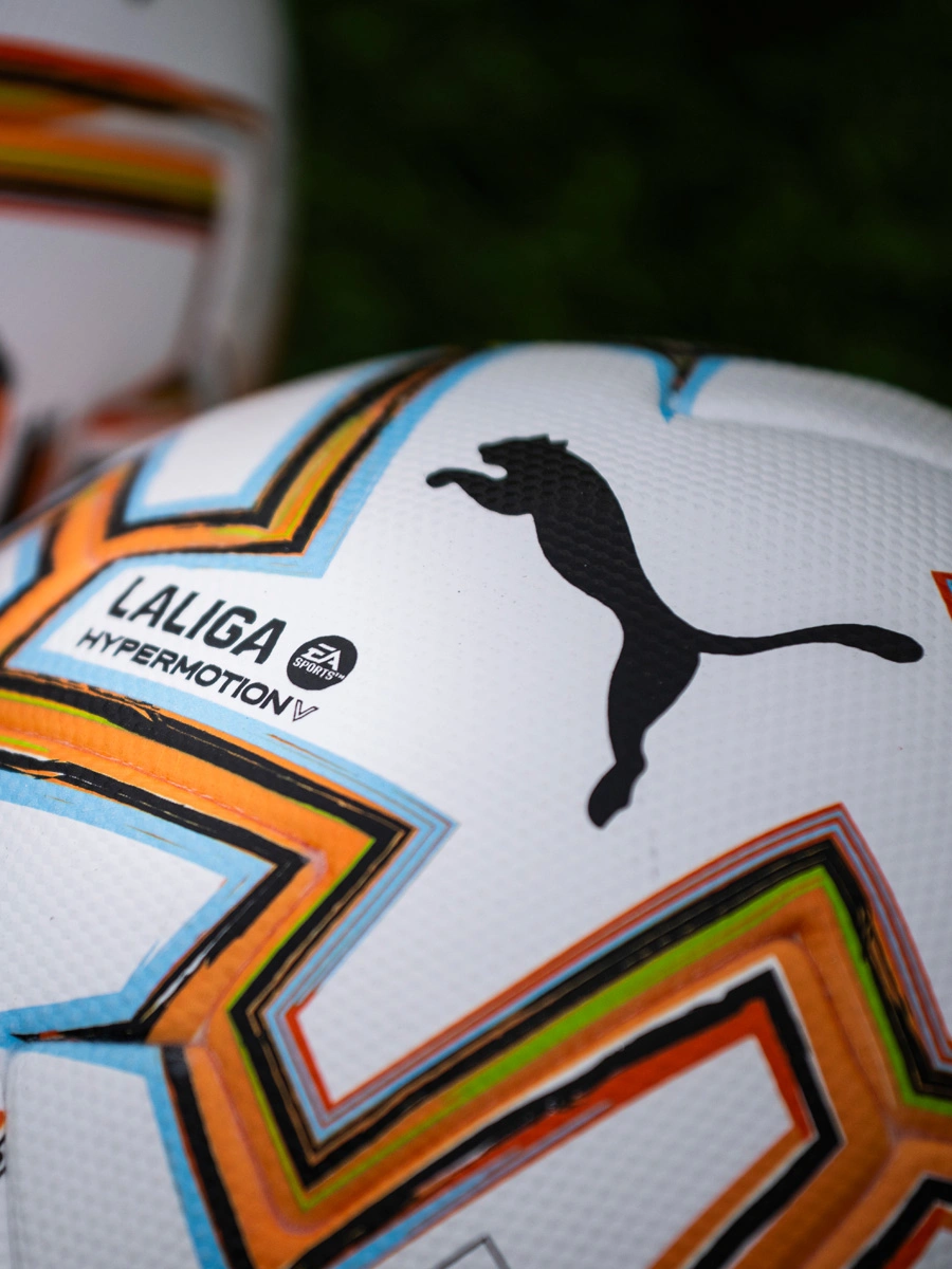 PUMA 发布男女足西甲联赛反种族主义比赛用球 © 球衫堂 kitstown