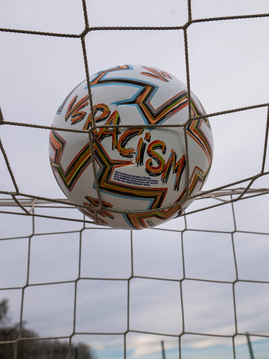 PUMA 发布男女足西甲联赛反种族主义比赛用球 © 球衫堂 kitstown