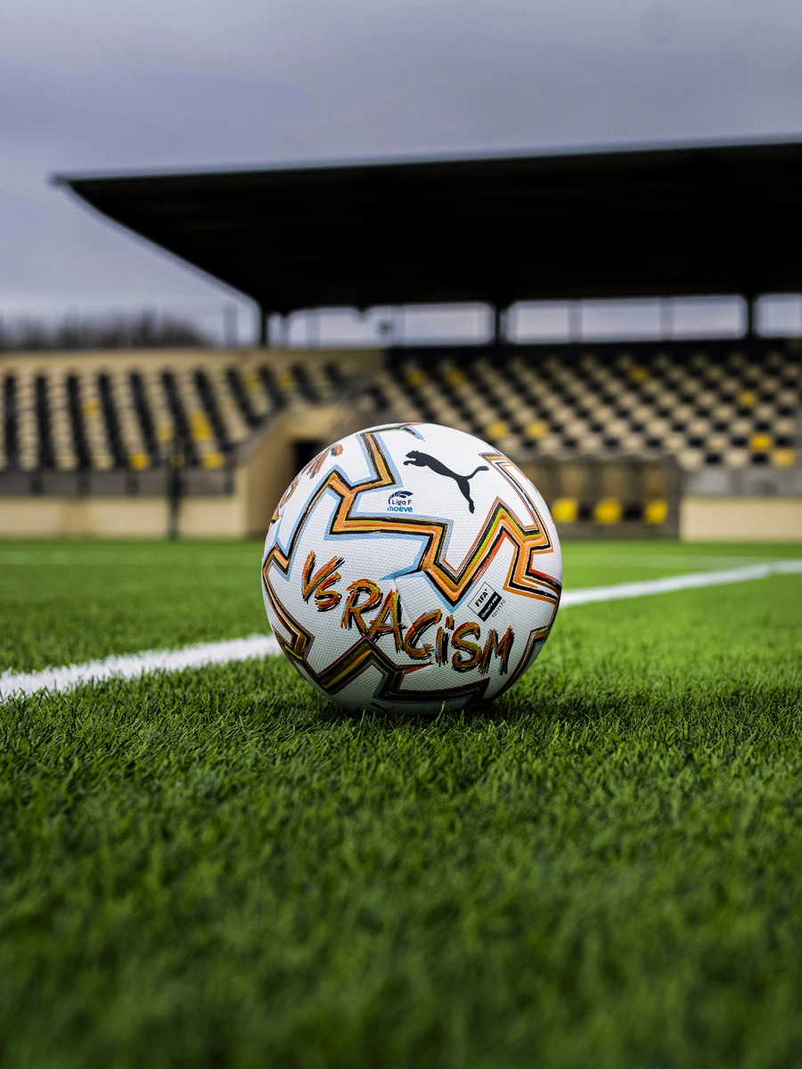 PUMA 发布男女足西甲联赛反种族主义比赛用球 © 球衫堂 kitstown