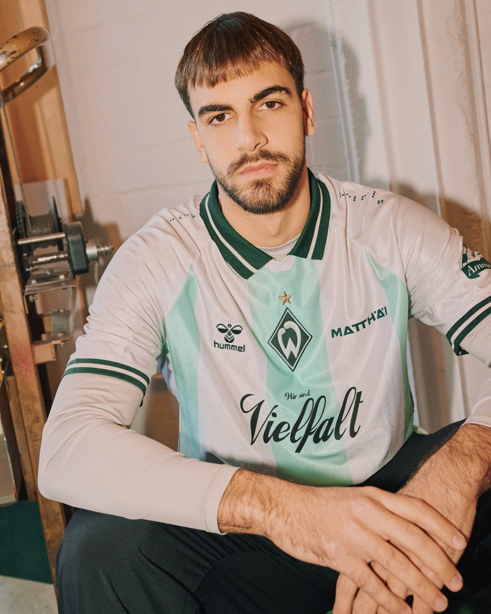 云达不来梅 2025-26 赛季“我们即多样性”特别版球衣 © 球衫堂 kitstown