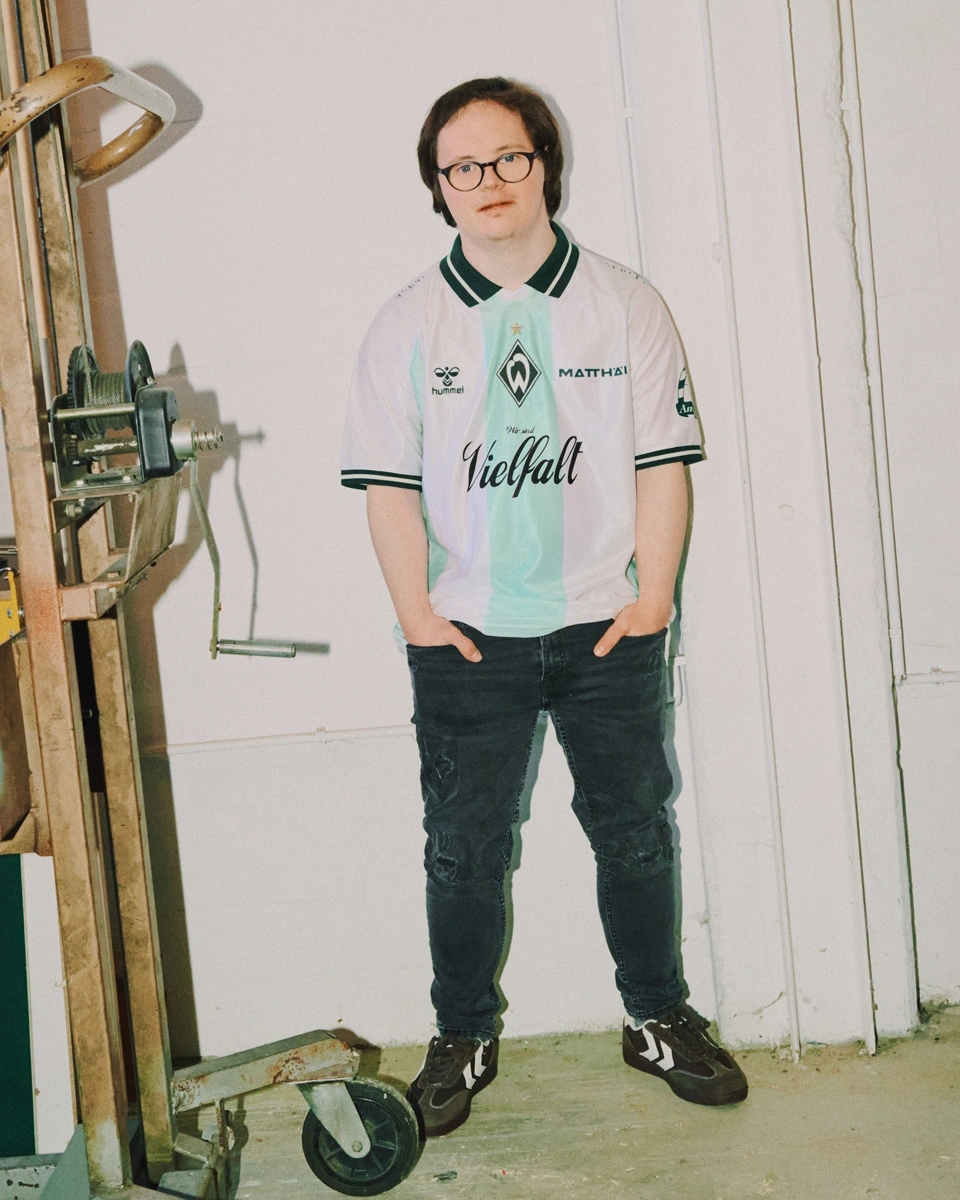 云达不来梅 2025-26 赛季“我们即多样性”特别版球衣 © 球衫堂 kitstown