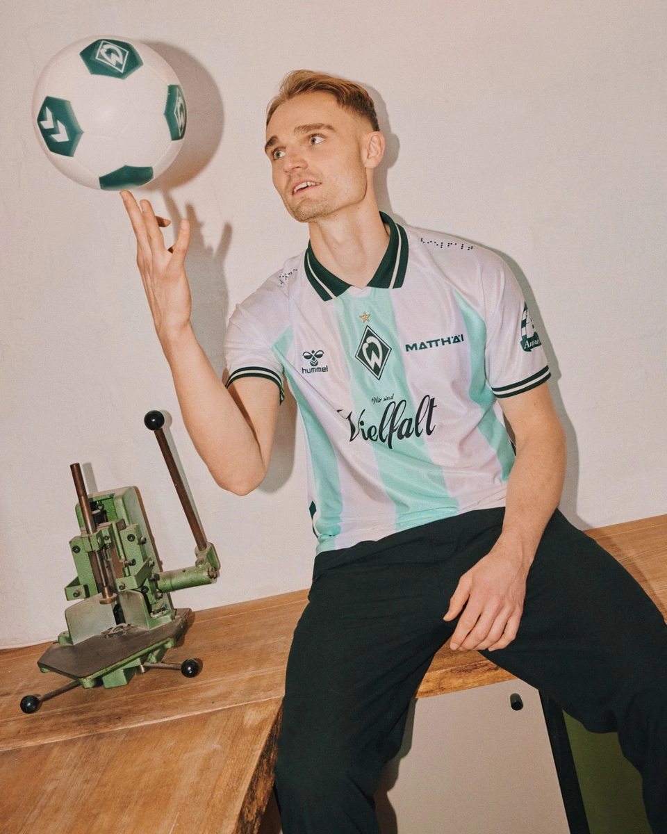 云达不来梅 2025-26 赛季“我们即多样性”特别版球衣 © 球衫堂 kitstown