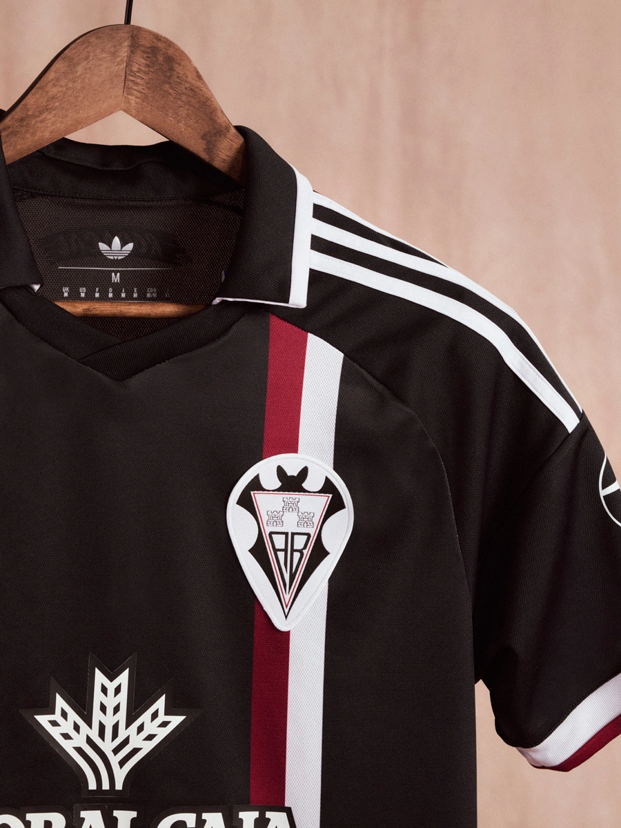 adidas × 西甲联赛 2025-26 赛季“复古比赛日”球衣 © 球衫堂 kitstown adidas × 西甲联赛 2025-26 赛季“复古比赛日”球衣 © 球衫堂 kitstown