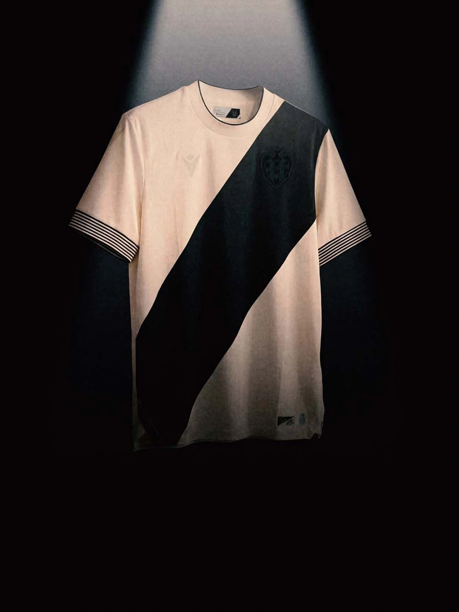 Macron × 西甲联赛 2025-26 赛季“复古比赛日”球衣 © 球衫堂 kitstown Macron × 西甲联赛 2025-26 赛季“复古比赛日”球衣 © 球衫堂 kitstown